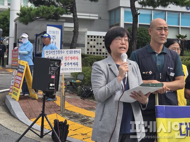 ▲10일 오전 10시 전남경찰청 앞에서 전남이주노동자인권네트워크(이하 단체) 주최로 열린 '(주)대한조선의 방글라데시 출신 이주 노동자들에 대한 노동력 착취 근절 및 강력 수사와 처벌 촉구' 기자회견에서 피해 노동자 법률대리인이 피해사실을 밝히고 있다.2025.09.10ⓒ프레시안(박아론)