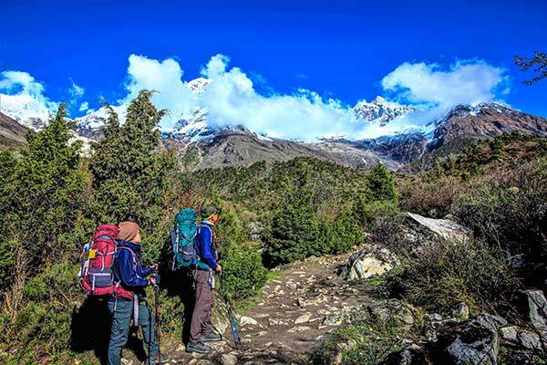 길을 걷다 구름에 잠긴 히말라야 산봉우리에 시선을 뺏겼다.