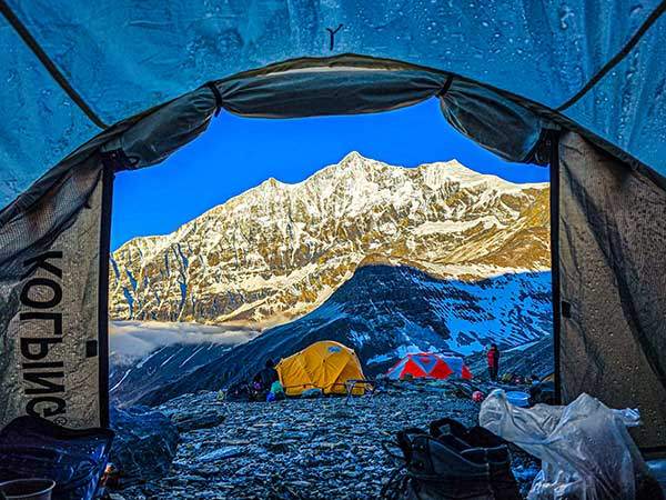 안개가 개인 아침 텐트에서 바라본 갈라파니.
