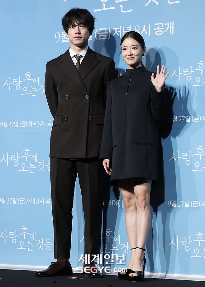 배우 사카구치 켄타로(왼쪽)와 이세영이 지난해 9월 12일 서울 중구 소공동 웨스틴조선 서울에서 열린 쿠팡플레이 시리즈 '사랑 후에 오는 것들' 제작발표회에 참석해 포즈를 취하고 있다.&nbsp;한윤종 기자