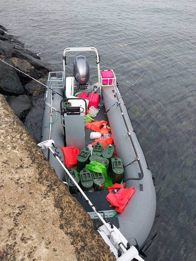 8일 오전 제주시 한경면 용수리 해안가에서 발견된 중국인 6명이 제주에 타고 온&nbsp;레저보트. 독자 제공