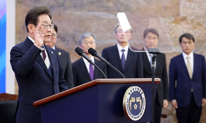 이재명 대통령이 6월 4일 서울 여의도 국회에서 열린 취임식에서 취임선서를 하고 있다. 국회사진기자단