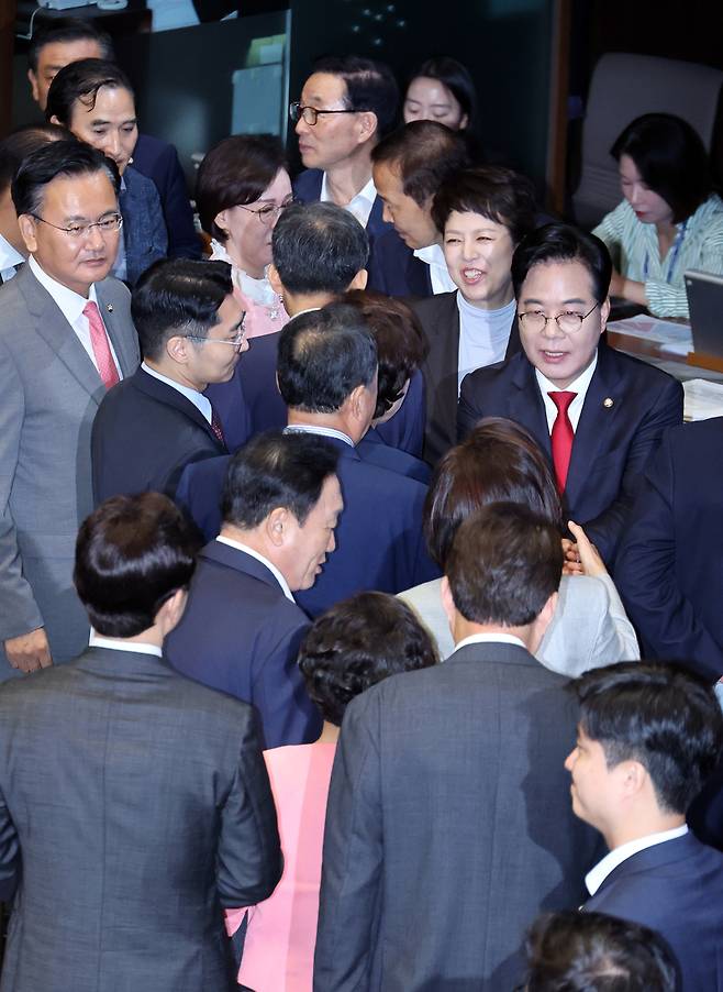 송언석 국민의힘 원내대표가 10일 오전 서울 여의도 국회에서 열린 제429회국회(정기회) 제3차 본회의에서 교섭단체 대표연설을 마친 후 의원들의 격려를 받고 있다. 뉴시스