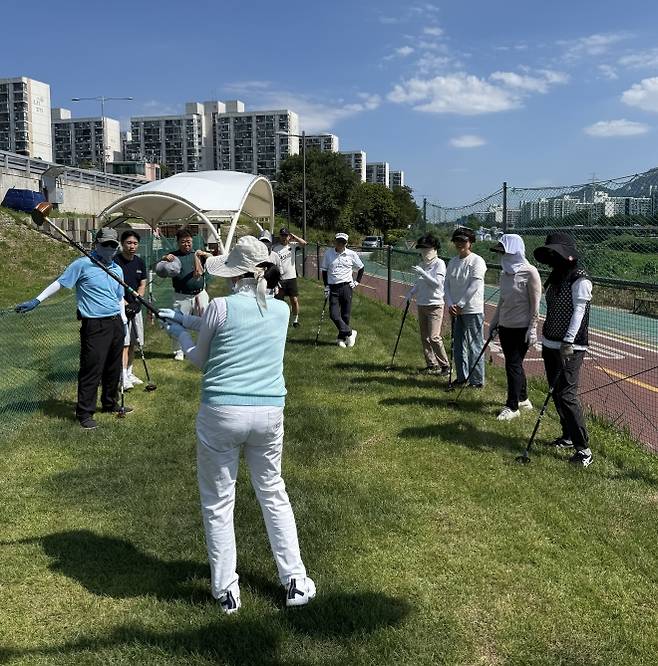 도봉구 주민들이 녹천교 파크골프장에서 스윙 연습을 하고 있다. 도봉구 제공