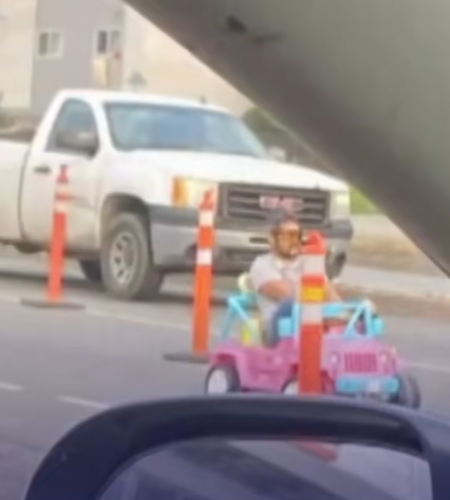 캐나다 남성이 브리티시컬럼비아주 프린스 조지의 한 도로에서 장난감 자동차를 운전하고 있다. 엑스(X·옛 트위터) 캡처