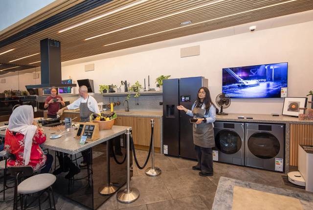 영국 런던에 위치한 '삼성 킹스크로스'에 조성된 AI 키친 경험 공간. 시민들이 삼성 AI 가전을 활용한 프로그램을 체험하고 있다. 사진제공=삼성전자