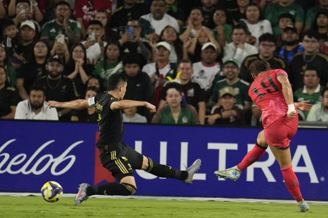 오현규(오른쪽)가 멕시코와의 친선경기에서 오른발 슈팅을 날리고 있다. AP연합뉴스