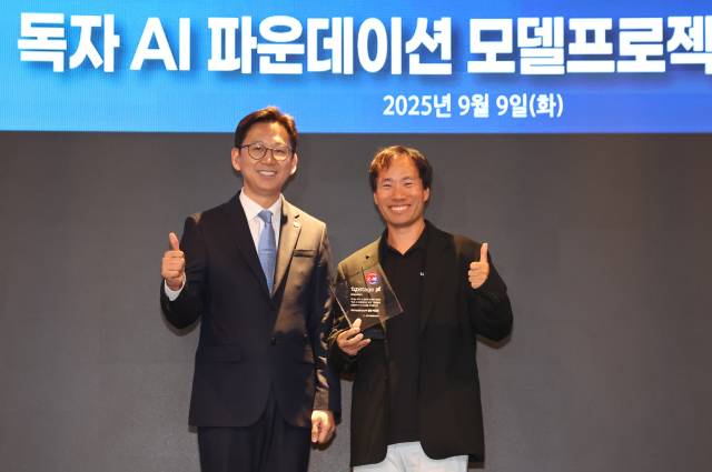 배경훈(왼쪽) 과학기술정보통신부 장관이 이달 9일 서울 중구 르메르디앙 서울 명동 호텔에서 열린 독자 AI 파운데이션 모델 프로젝트 착수식에서 김성훈 업스테이지 대표에게 K-AI 앰블럼을 전달하고 있다. 뉴스1