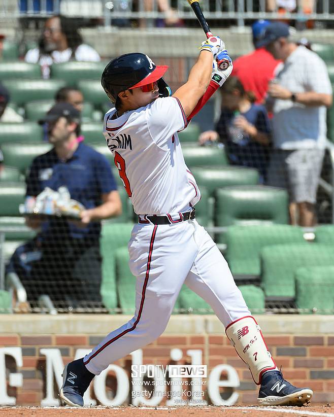 ▲ 타격하는 김하성.