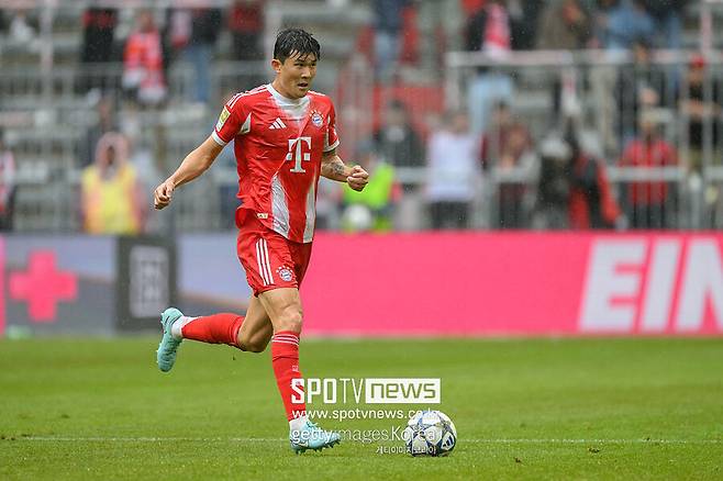 ▲ 지난 시즌 이후 김민재는 사우디아라비아를 포함한 여러 구단과 이적설에 휘말렸다. 특히 사우디 리그의 알힐랄, 알나스르 등 구단들이 거액의 이적료와 연봉을 제시한 것으로 알려졌다. 하지만 김민재는 이러한 제안들에 흔들림 없이 바이에른 뮌헨에 남았고, 이번 개막전 활약으로 자신의 위치를 확고히 하고자 한다.