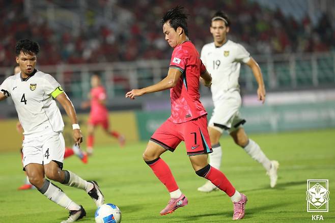 박승호(가운데)가 9일(한국시간) 인도네시아 시도아르조 글로라 델타 스타디움에서 열린 AFC U-23 아시안컵 예선 J조 3차전에서 인도네시아 선수를 상대로 드리블 돌파하고 있다. /사진=대한축구협회(KFA) 제공