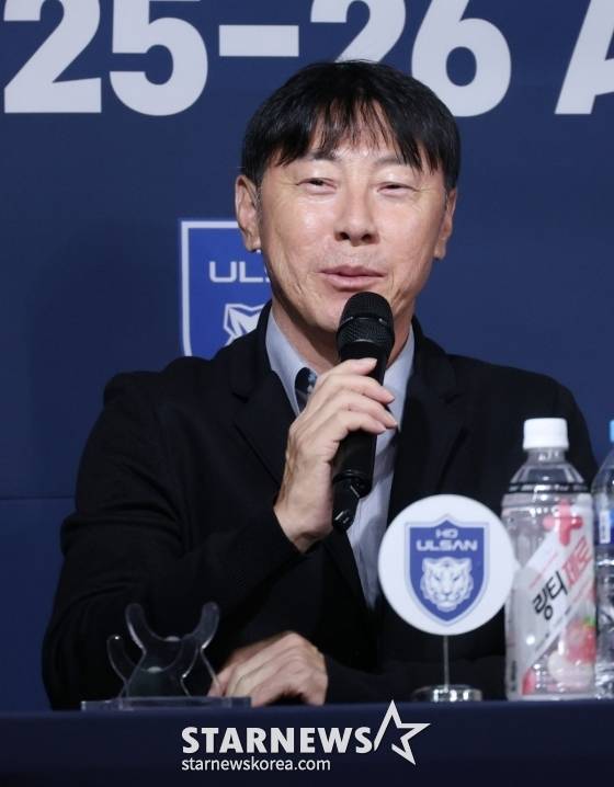 신태용 울산HD 감독이 2025~2026시즌 아시아축구연맹(AFC) 아시아챔피언스리그(ACL) 참가 K리그 4개팀 미디어데이에서 미소짓고 있다. /사진=김진경 대기자