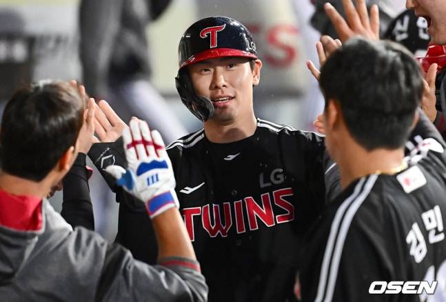 LG 홍창기(가운데).