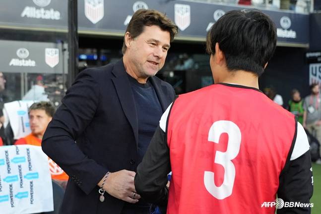 쿠보(오른쪽)와 대화하는 포체티노 감독. /AFPBBNews=뉴스1