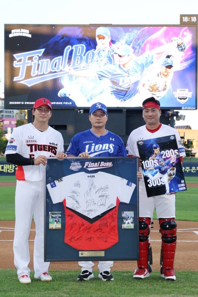 삼성 오승환(가운데)이 10일 광주 KIA-삼성전을 앞두고 열린 자신의 은퇴투어 행사에서 나성범(왼쪽)-김태군과 함께 기념 액자를 들고 포즈를 취하고 있다. /사진=KIA 타이거즈 제공