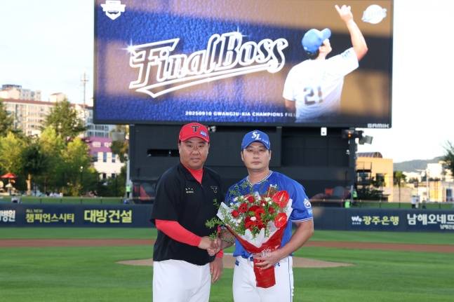 삼성 오승환(오른쪽)이 10일 광주 KIA-삼성전을 앞두고 열린 자신의 은퇴투어 행사에서 KIA 이범호 감독과 함께 꽃다발을 들고 포즈를 취하고 있다. /사진=KIA 타이거즈 제공