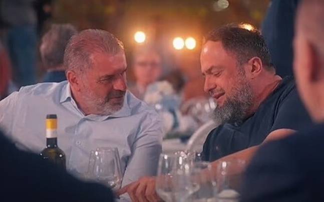 그리스 슈퍼리그 개막을 앞둔 식사 자리에 모습을 드러낸 포스테코글루 감독(왼쪽)과 에반겔로스 마리나키스 노팅엄 구단주. /사진=그리스 슈퍼리그 공식 유튜브