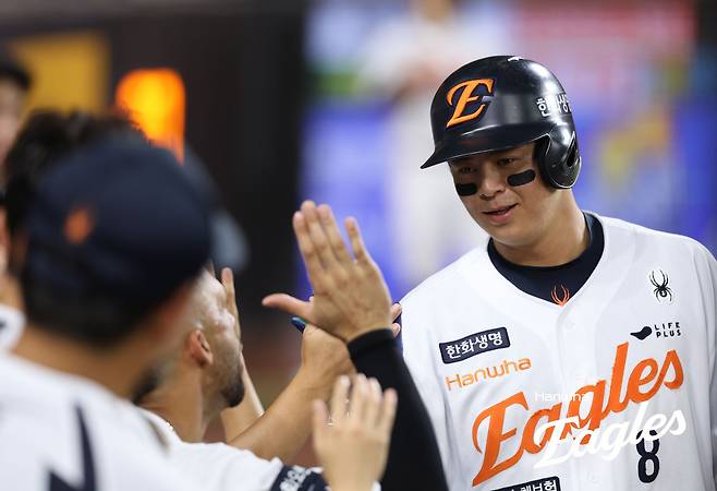 한화 이글스 4번타자 노시환이 9일 부산 사직야구장에서 열린 2025 신한 SOL Bank KBO리그 롯데 자이언츠와의 팀 간 14차전에서 2안타 1홈런 4타점을 기록, 팀 승리를 이끌었다. 엑스포츠뉴스 DB