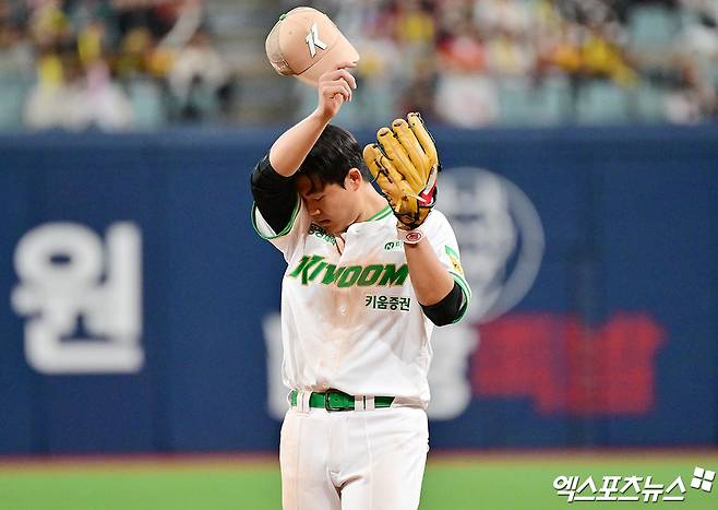 6일 오후 서울 구로구 고척스카이돔에서 열린 '2025 신한 SOL Bank KBO리그' KIA 타이거즈와 키움 히어로즈의 경기, 9회초 키움 어준서가 KIA 김도영의 내야땅볼때 악송구를 한 후 아쉬워하고 있다. 엑스포츠뉴스 DB