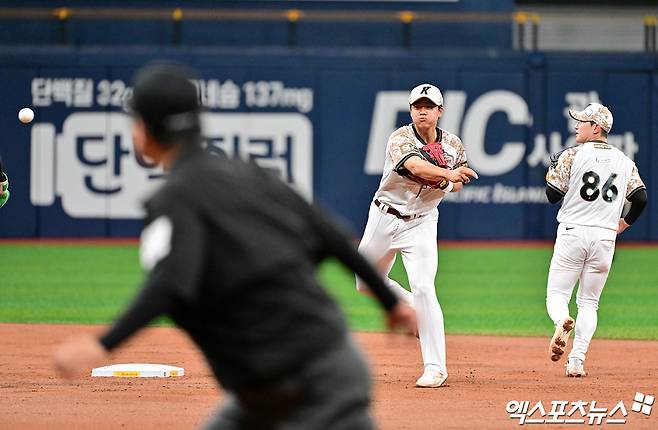 6일 오후 서울 구로구 고척스카이돔에서 열린 '2025 신한 SOL Bank KBO리그' LG 트윈스와 키움 히어로즈의 경기, 3회초 1사 1루 키움 어준서가 LG 신민재의 내야땅볼때 박해민을 포스아웃 시킨 후 1루로 송구하고 있다. 엑스포츠뉴스 DB