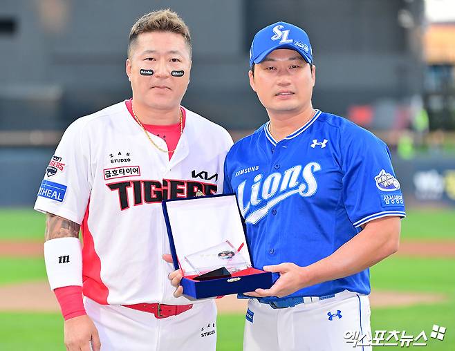 10일 오후 광주기아챔피언스필드에서 열린 '2025 신한 SOL Bank KBO리그' 삼성 라이온즈와 KIA 타이거즈의 경기, 경기 전 삼성 오승환 은퇴투어 행사가 진행됐다.  이날 행사에서 삼성 오승환이 KIA 최형우와 기념촬영을 갖고 있다. 광주, 김한준 기자