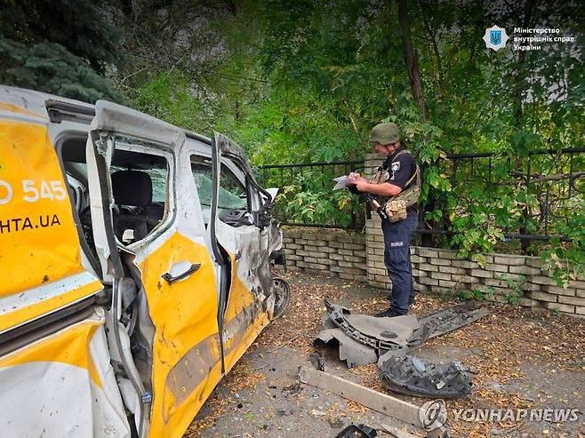 망가진 우체국 차량 [Ministry of Internal Affairs of Ukraine / AFP 연합뉴스. 재판매 및 DB 금지]