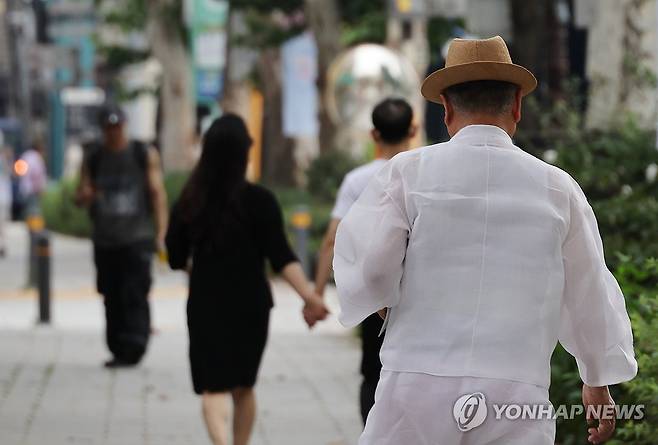 65세 넘는 노인, 1천만 넘어 (서울=연합뉴스) 이진욱 기자 = 통계청은 29일 2024년 인구주택총조사 결과(등록센서스 방식)를 발표했다. 총인구를 연령대별로 보면 15∼64세 생산연령인구는 3천626만3천명으로 28만3천명 줄었으나 65세 이상 고령인구는 51만3천명 늘어난 1천12만2천명을 기록, 처음으로 1천만명을 넘어섰다. 사진은 이날 서울 종로구 낙원상가 부근에서 이동하는 시민 모습 2025.7.29 cityboy@yna.co.kr