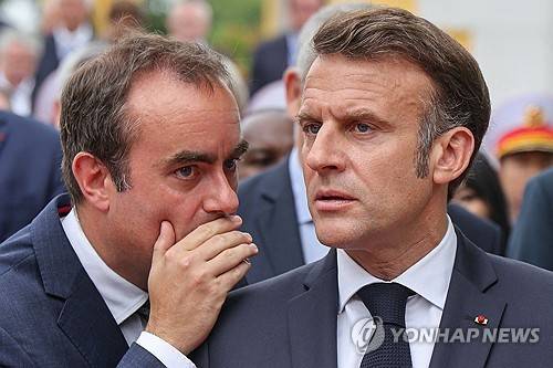 국방장관 시절 마크롱 대통령에게 귓속말하는 세바스티앵 르코르뉘 신임 총리 [AFP 연합뉴스 자료사진. 재판매 및 DB 금지]