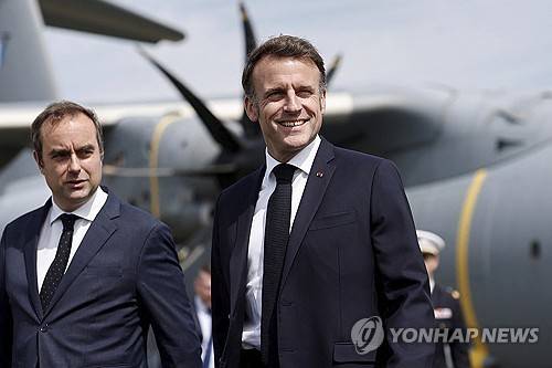 르코르뉘 신임 총리와 마크롱 대통령 [AP 연합뉴스 자료사진. 재판매 및 DB 금지]