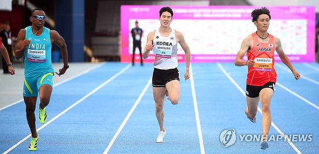 '누구보다 빨리' (구미=연합뉴스) 김현태 기자 = 31일 오후 경북 구미시민운동장에서 열린 2025 아시아육상경기선수권대회 남자 200ｍ 결선에서 고승환(광주광역시청)이 전력 질주하고 있다. 2025.5.31 mtkht@yna.co.kr