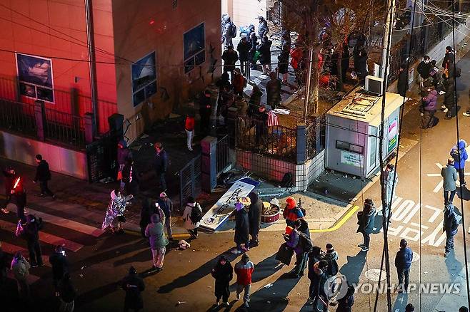 윤 대통령 구속...지지자들 서부지법 침입해 난동 (서울=연합뉴스) 서대연 기자 = 내란 우두머리 혐의를 받는 윤석열 대통령의 구속영장이 발부된 19일 오전 서울 마포구 서울서부지방법원 후문에서 윤 대통령 지지자들이 경내로 진입하고 있다. 
    이들은 이날 오전 3시께 윤 대통령 구속영장 발부 소식이 전해지자 극도로 흥분해 법원 후문에서 경찰 저지를 뚫었다. 2025.1.19 dwise@yna.co.kr