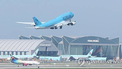 이륙하는 미국 구금 한국인 귀국편 대한항공 전세기 (서울=연합뉴스) 미국 조지아주 현대차그룹-LG에너지솔루션 배터리 합작 공장 건설 현장에서 구금된 한국인들을 태울 대한항공 전세기가 10일 오전 인천국제공항 2터미널 계류장에서 이륙하고 있다. 2025.9.10 [공항사진기자단] photo@yna.co.kr