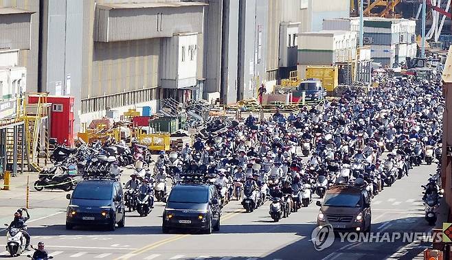 오토바이 경적 시위하는 HD현대중 노조 (울산=연합뉴스) HD현대중공업 노조가 3일 임협 난항으로 올해 7번째 부분 파업을 벌였다. 조합원들이 울산 본사 조선소에서 오토바이를 타고 경적 시위하는 모습. 2025.9.3 [HD현대중공업 제공. 재판매 및 DB 금지] canto@yna.co.kr