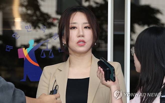 법정 나서는 조성은 (서울=연합뉴스) 이진욱 기자 = 조성은씨가 10일 서울남부지법에서 열린 입당원서 조작 혐의 관련 1심 선고 공판을 마친 뒤 취재진 질문에 답하고 있다. 2025.9.10 cityboy@yna.co.kr