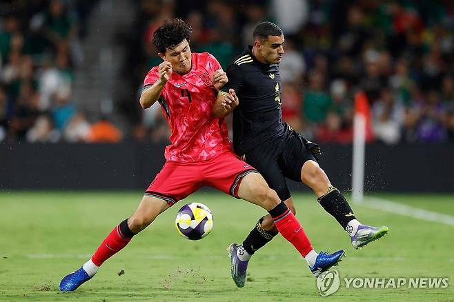 멕시코의 헤르만 베르테라메와 볼 다투는 김민재 [게티이미지/AFP=연합뉴스]