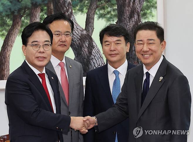 여야 원내대표 한자리에 (서울=연합뉴스) 박동주 기자 = 더불어민주당 김병기 원내대표, 국민의힘 송언석 원내대표가 10일 서울 여의도 국회에서 회동을 갖고 있다. 2025.9.10 pdj6635@yna.co.kr