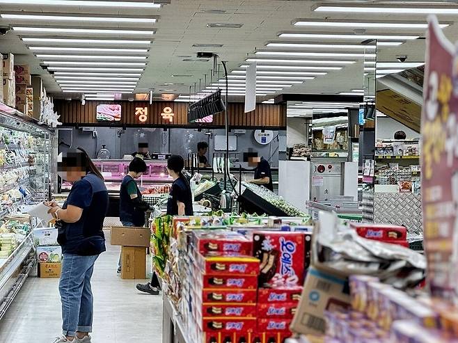 ▲11일 오전 인천 계양구 작전동 한 식자재 마트가 임시개업해 손님을 맞을 준비를 하고 있다. /홍준기 기자 hong@incheonilbo.com