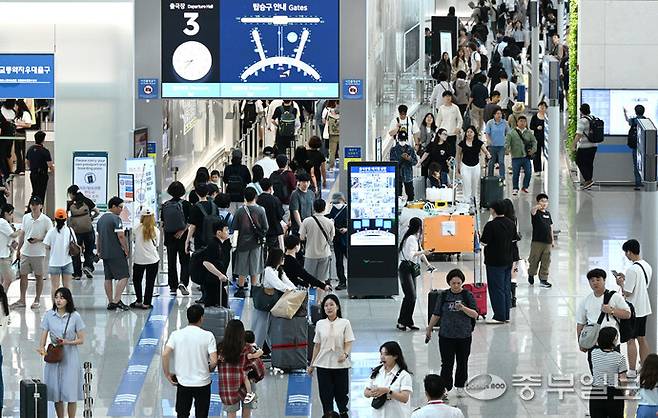 인천시 중구 인천국제공항 제1터미널 입국장이 해외로 떠나는 여행객들로 붐비고 있다.정선식기자