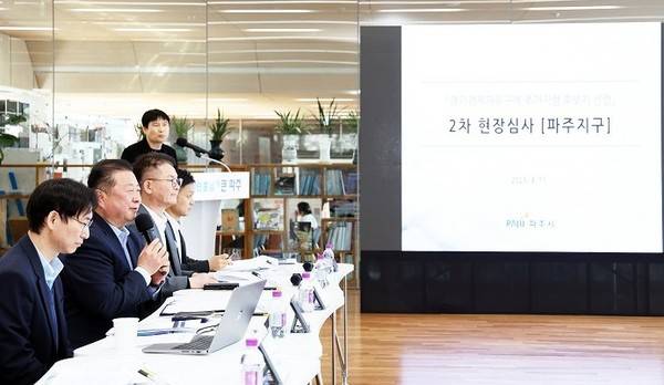 김경일 파주시장(왼쪽 두 번째)이 파주 경제자유구역 지정을 위한 경기도 공모의 현장 심사에서 발언을 하고 있다. [사진=파주시]