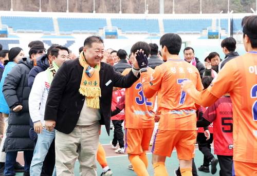 파주시민축구단 선수들이 3월 30일 오후 2시 파주스타디움에서 열린 2025시즌 K3리그 홈 개막전에서 구단주인 김경일 파주시장의 격려를 받고 있다.[사진=파주시]