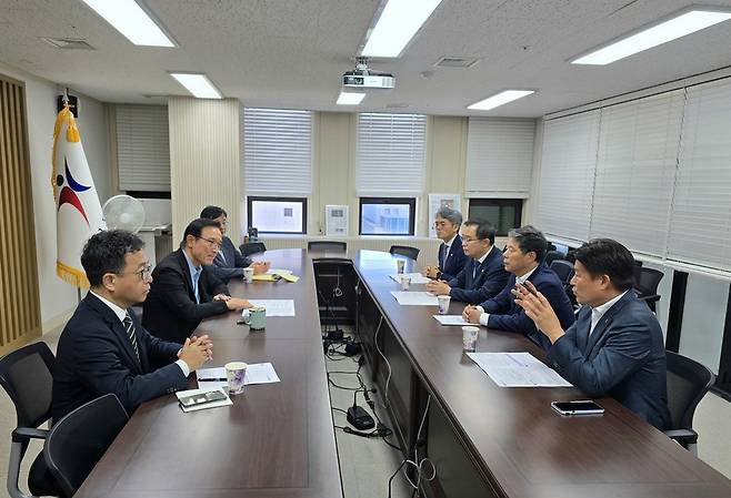 조용익 시장이 부천 과학고 학생 선발방안 및 향후 운영 방향에 대해 이야기하고 있다. (왼쪽 가운데 임태희 경기도 교육감, 오른쪽 맨 앞부터 차례로 조용익 시장, 서영석.이건태.김기표 국회의원)