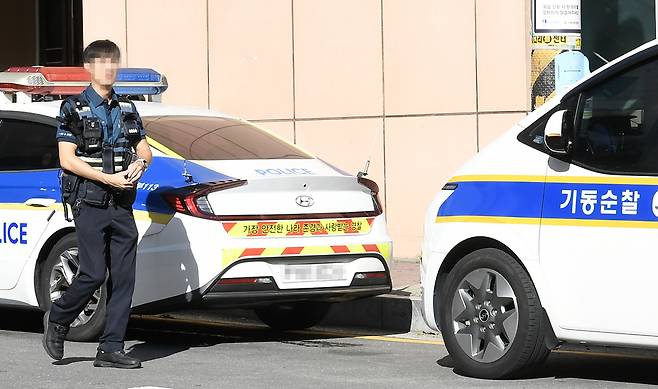 11일 수원시 팔달구에 위치한 연쇄 성폭행범 박병화의 거주지 앞에서 경찰관계자가 순찰을 돌고 있다. 김태완 기자 lift@kihoilbo.co.kr