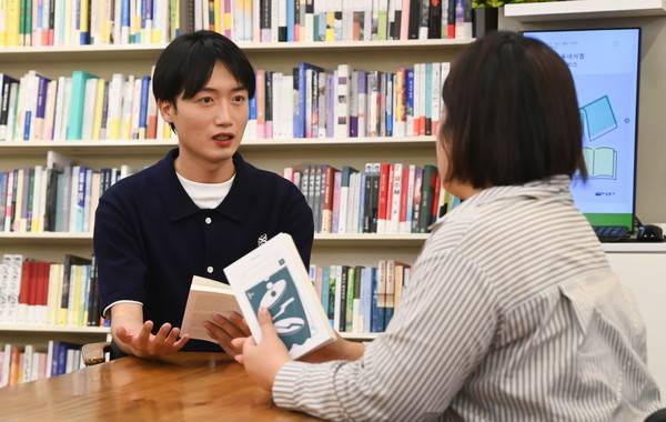 &nbsp;정유정 충청투데이 편집국 부국장과 변선우 시인이 9일 대전 서구 둔산동 타임문고에서 대담을 하고 있다. 김주형 기자 kjh2667_@cctoday.co.kr