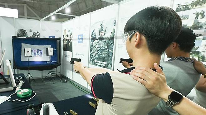 광주 중·고등학생들에게 진로 선택과 맞춤형 채용 기회를 제공하는 ‘2025 광주 직업교육 박람회’가 11일 오전 광주여대 시립유니버시아드체육관에서 열려 학생들이 금파공업고등학교 직업 체험 부스에서 사격 체험을 하고 있다./김애리 기자·조영권 인턴 기자