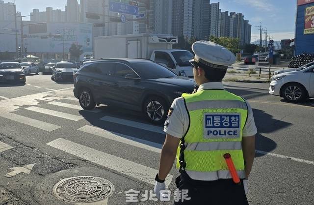 11일 전주시 한 교차로에서 5대 반칙 운전을 단속하고 있는 경찰관. 김문경 기자