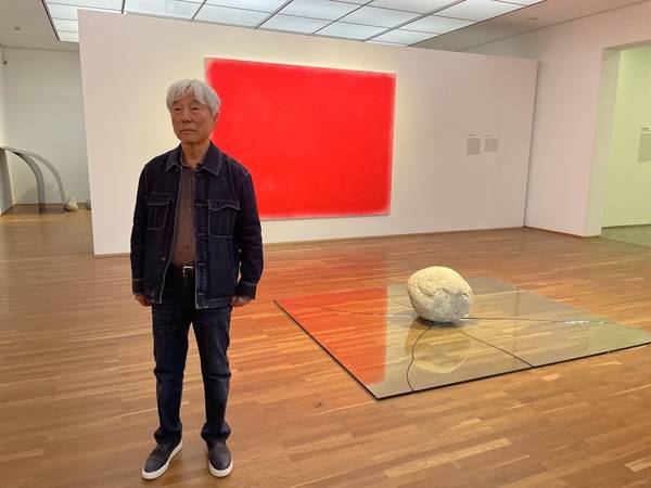 2023년 10월 독일에서 반세기 만에 역대 최대 회고전을 연 이우환 작가가 작품 '관계항(1969/2023)' 앞에서 포즈를 취하고 있다. / 연합뉴스