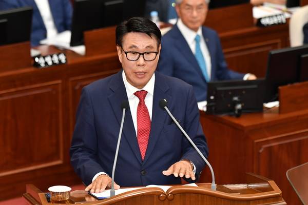 주봉한(국민의힘·김해5) 경남도의원이 11일 오후 도의회 본회의장에서 박완수 경남도지사에게 도정질문을 하고 있다. /경남도의회