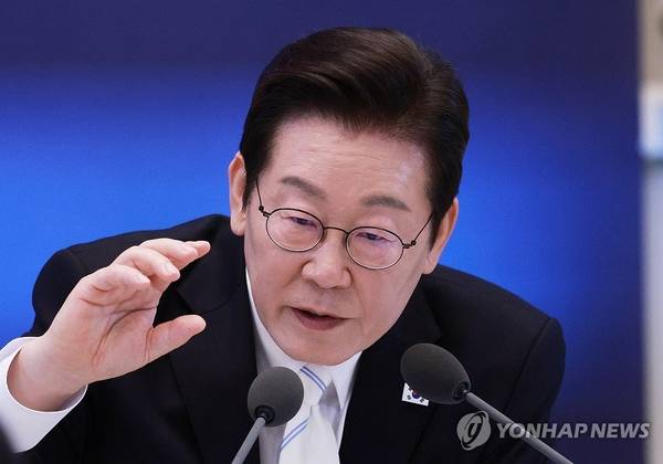 이재명 대통령이 11일 청와대 영빈관에서 열린 취임 100일 기자회견 '회복을 위한 100일, 미래를 위한 성장'에서 발언하고 있다. /연합뉴스