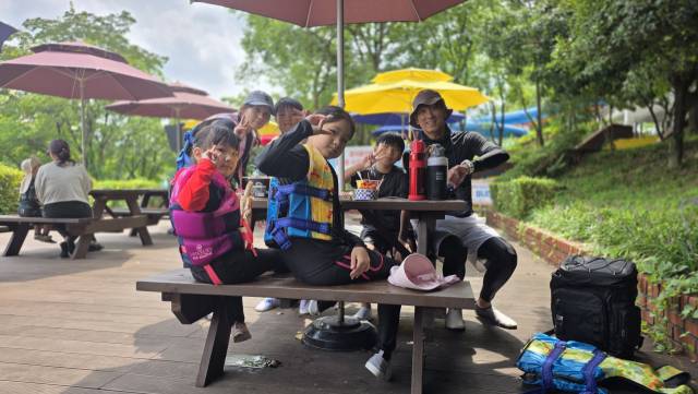 여섯 가족이 지난달 대구 두류워터파크에서 물놀이를 한 후 간식을 먹고 있다. 박진석 씨 제공