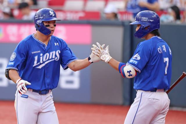 삼성 라이온즈의 김영웅이 홈런을 치고 덕아웃으로 들어오자 다음 타석을 준비하던 입단 동기 이재현이 반겨주는 모습. 삼성 제공